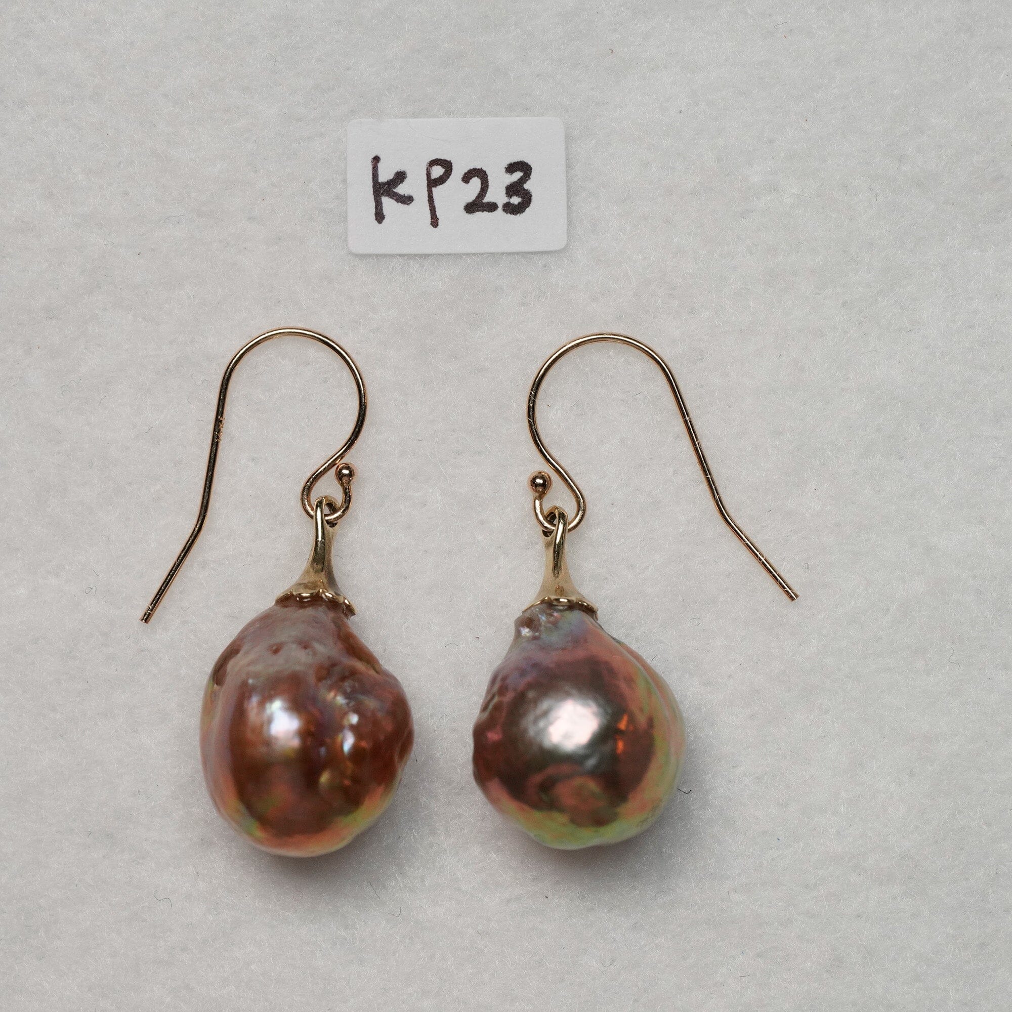 KP23: 12.2 x 15.9 mm rainbow metallic peach 14k gold fluted dangle earrings